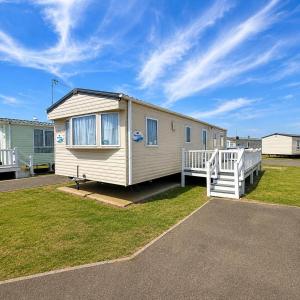 Caravan With Wifi And Decking At St Osyth Beach Holiday Park Ref 28017Kv