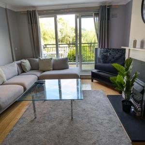 Large Newly updated 3BD Duplex 20Min to Airport