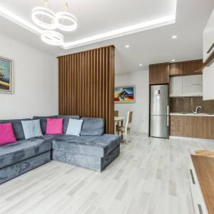 Beachside Modern Apartment by PikHost