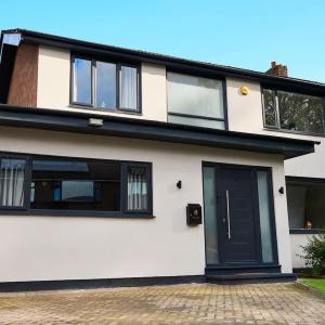 Chic Family Home with Garden Fire Pit & Event Space, Hot Tub