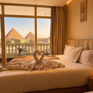Roone pyramids view inn