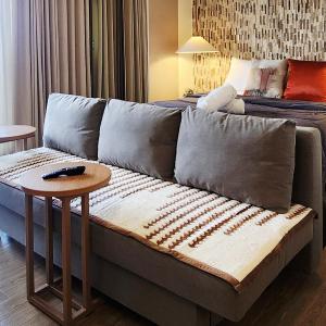 29c BGC Cozy Suite Steps Away From Major Malls with FREE Parking and Gym with Fast Wi-fi