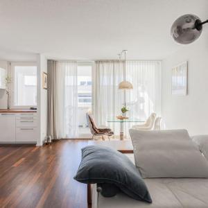 EXQUIS 2BR Luxus Apartment ROLF BENZ I Parken I Netflix I Stadtmitte I Familienfreundlich I Mercedes-Benz