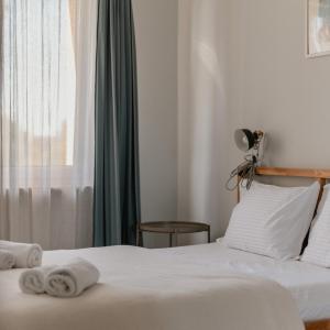 Bright 4-Room and Full Kitchen Apartment - Free Parking - near Wrocław Airport