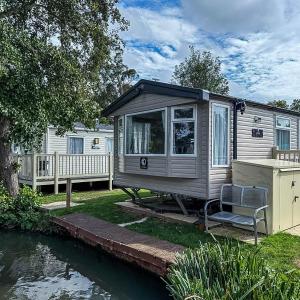 Cosy 8 Berth Caravan With Decking And Lake-Views At Weeley Bridge Ref 69001Lv