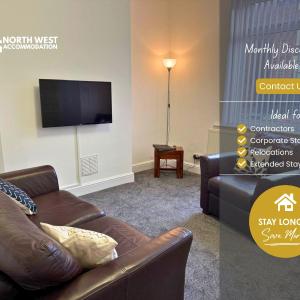 Newly Refurbished 2-Bedroom Home in Manchester 10 Mins from City Centre with free WiFi by North West Accommodation