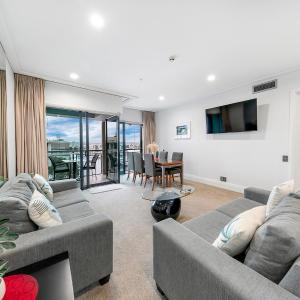 Sophisticated Spacious APT w Stunning Harbour View