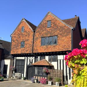 Taylour House - Edenbridge, sleeps 10, historic, unique yet modern