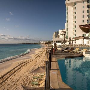 Ocean view in hotel complex - By Aloja RV
