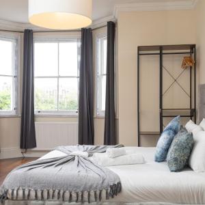 Stunning London Flat with Lush Garden - Steps to Park by the River Thames
