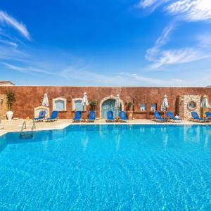 Golden Bay Apartments-Garden Haven