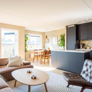 Modern 3 bedroom apartment - 4 minute walk from metro - top floor baclony view