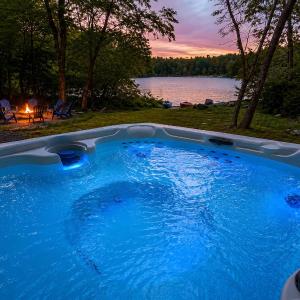 Spacious Waterfront Mansion wHot tubPoolTable