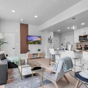 2BR Near BOK Center - Gym, Lounge, Balcony, Pet OK