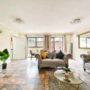 Sleeps 5, Westfield Shopping Centre, Free Parking