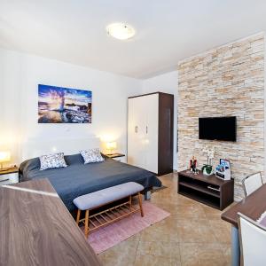 F&R Studio Apartments