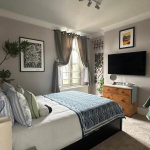 Modern Double bedroom in city apartment room 2