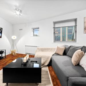 2 Bed Apartment City Centre next to Cube, Mailbox Birmingham - With BALCONY - FREE SECURE PARKING - Smart TV's