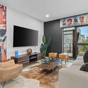 Downtown Nashville Pool, Gym + Skyline Views Walk to Bridgestone