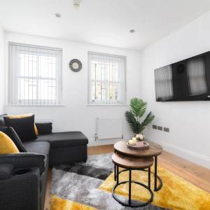 Bright 1 Bedroom Shoreditch Apartment With Balcony Near Brick Lane Sleeps 4