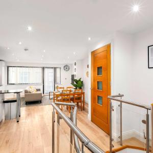 Modern Angel 2 Bedroom 2 Bathroom Duplex With Balcony Only 5-Min Walk to Angel Station Sleeps 5