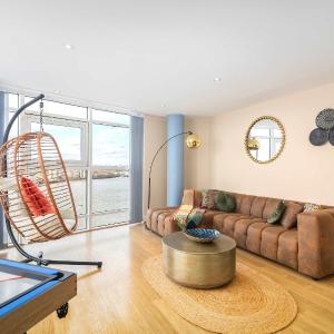 Luxury Thames View 2 Bedroom 2 Bathrooms Family Apartment With 2 Balconies Sleeps 6
