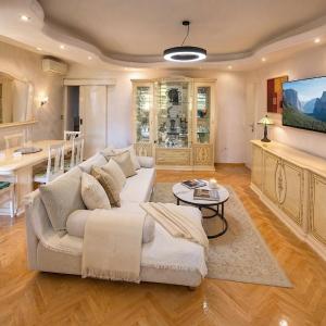 LuxeStay Central Apartment