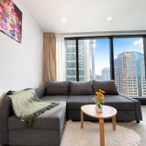 Spacious CBD Studio with AC and Skyline Window Views P141
