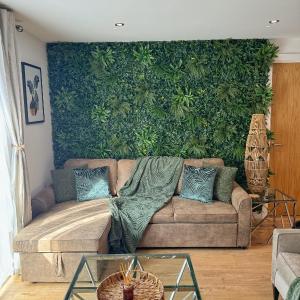 Velvet Leaf Retreat - 2 Bedrooms, 3 Beds, Ensuites, Park Views, Free Parking