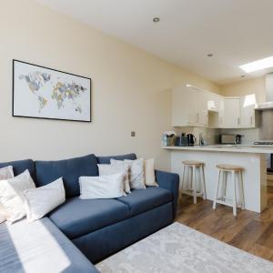 Newly Renovated 2BD Top Floor Flat West Brompton