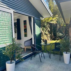 Six Kamahi Guest Studio