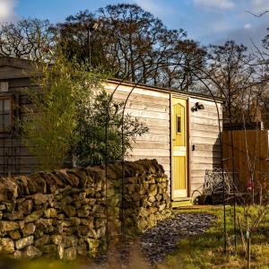 Shepherd s Hut Cosy Farm Stay Sleeps 2