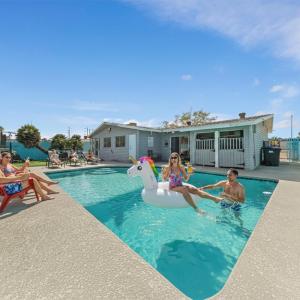Vegas Getaway amazing Ground Floor with Pool and Games and BBQ