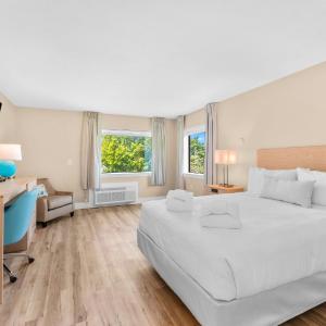 Gold Coast Inn - At the Bay in Traverse City