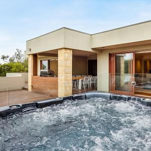 Stunning Home Alfresco Entertainment Jacuzzi