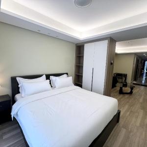 L CONDOTEL Apartment Near Okada Casino PITX MOA with Pool