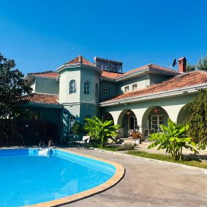 SUNNY HOUSE APARTMENTS WITH an OUTDOOR POOL AND FREE PARKING