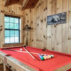 Pool Table Hottub Gburg & Pigeon Forge 8 miles