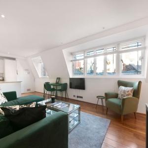 2 Bed 2 Bath Apartment With Lift- Oxford Street!