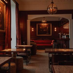 Henry's, 27 The Terrace