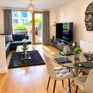 Spacious 3 Bed Modern House, Sleeps 6, Free Secure Parking & Garden, Manchester City Centre