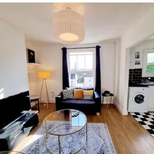 Evo 1 Bedroom Apartment 3 mins walk Mile End Station,Queen Mary University, Hospital