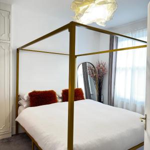 Queen bedroom in Maida Vale