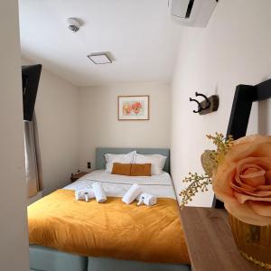 Near hotspots stay, central room w shared kitchen