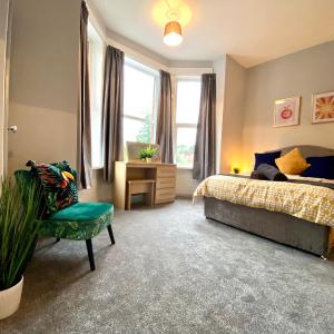 Funky Stylish Apartment! - 5 Minute Walk to the Best Beach! - Great Location - Parking - Fast WiFi - Smart TV - Newly decorated - sleeps up to 4! Close to Bournemouth & Poole Town Centre & Sandbanks