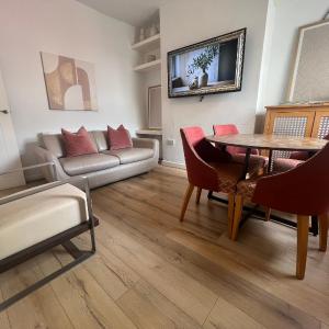 2025 Award Winner Liverpool Peach House - 4 Bedrooms