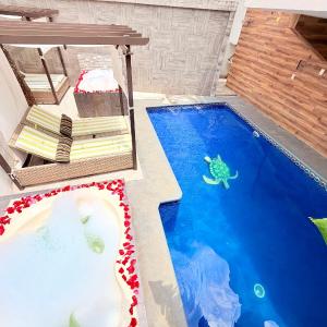 Loft muy amplio con alberca climatizada! Cuernavaca somos los únicos en ofrecerte 2 jacuzzis premium con agua caliente y sistema de hidromasaje tipo Spa! Elegante cama para alberca! Impresionantes vistas en la terraza panorámica con asador! Wi-Fi gratis!