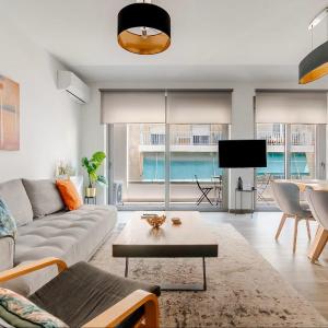 Luxury Suite & Steps to Metro & University & Quiet Center