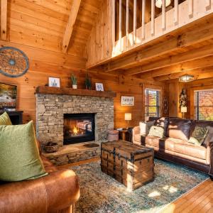 Smokies Cabin with Hot Tub, Deck & Mountain Views