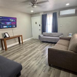 Downtown Apt 5 Min Walk to Downtown - Free Parking